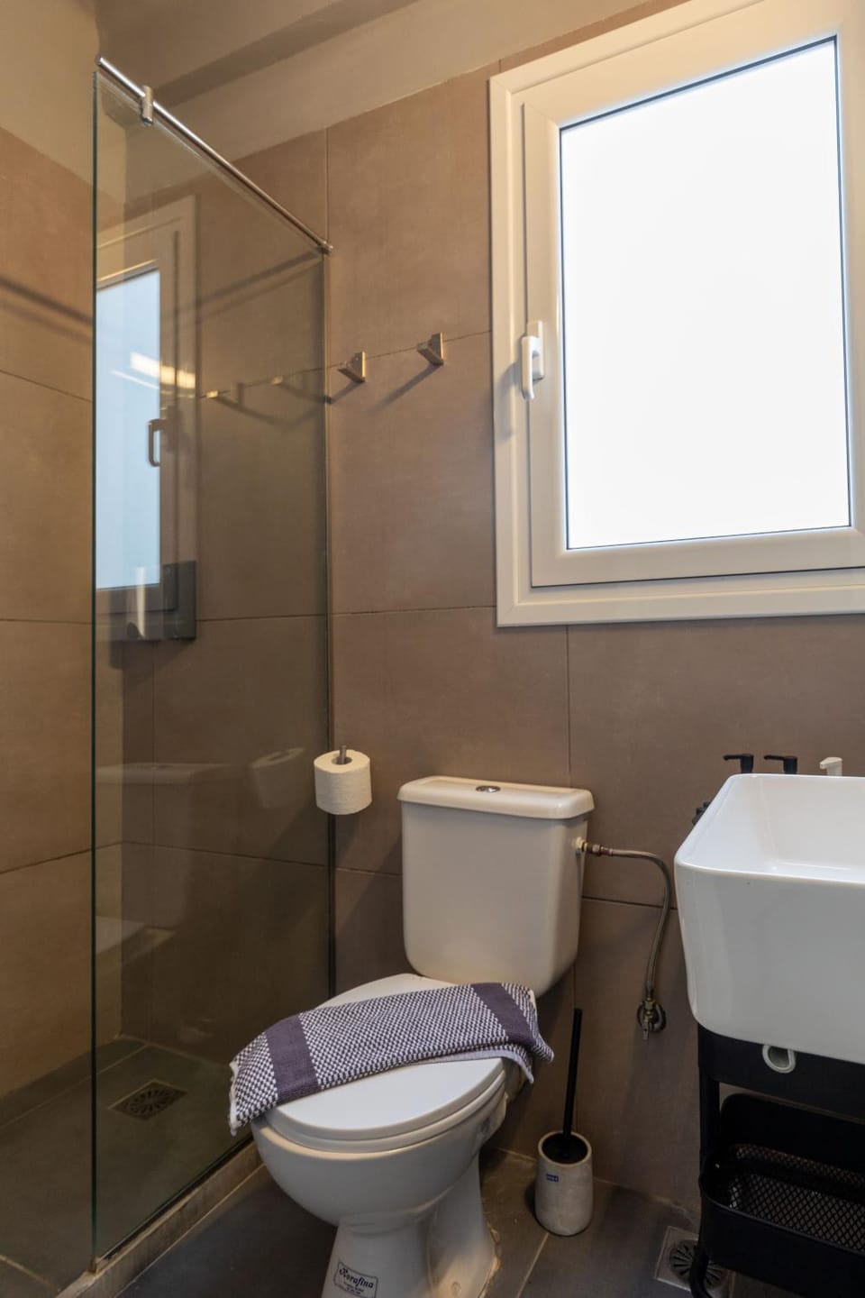 Shower, Toilet, Bathroom, bidet, towels