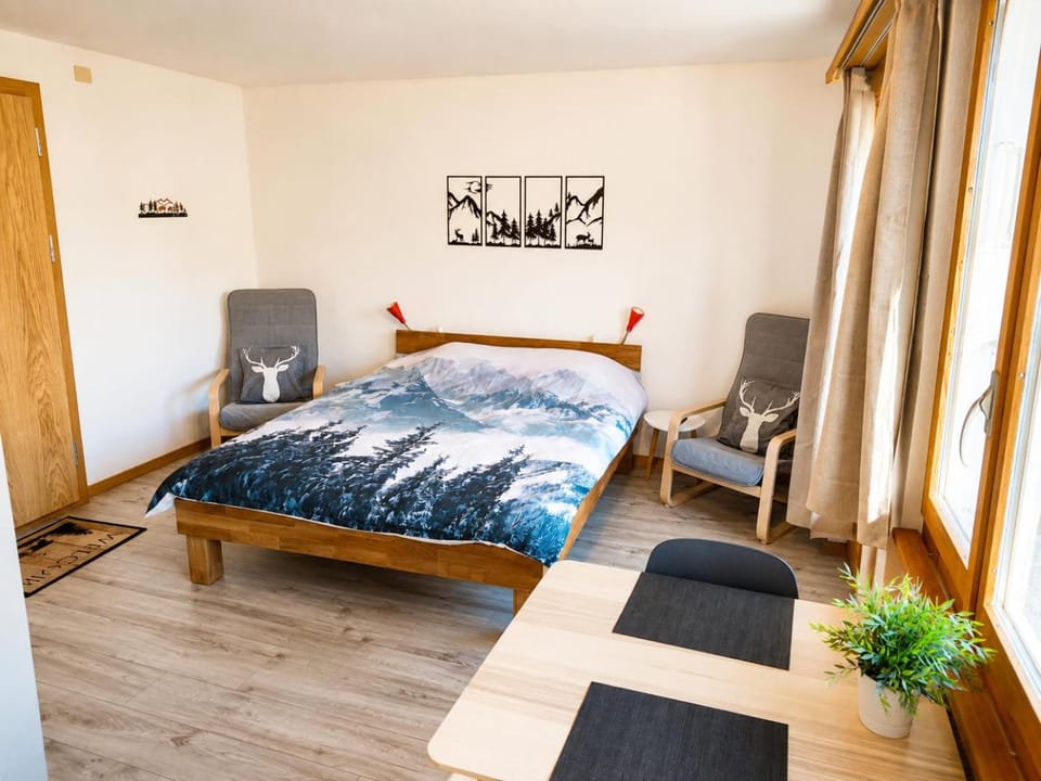 Bed, Seating area, Dining area, Bedroom, Mountain view