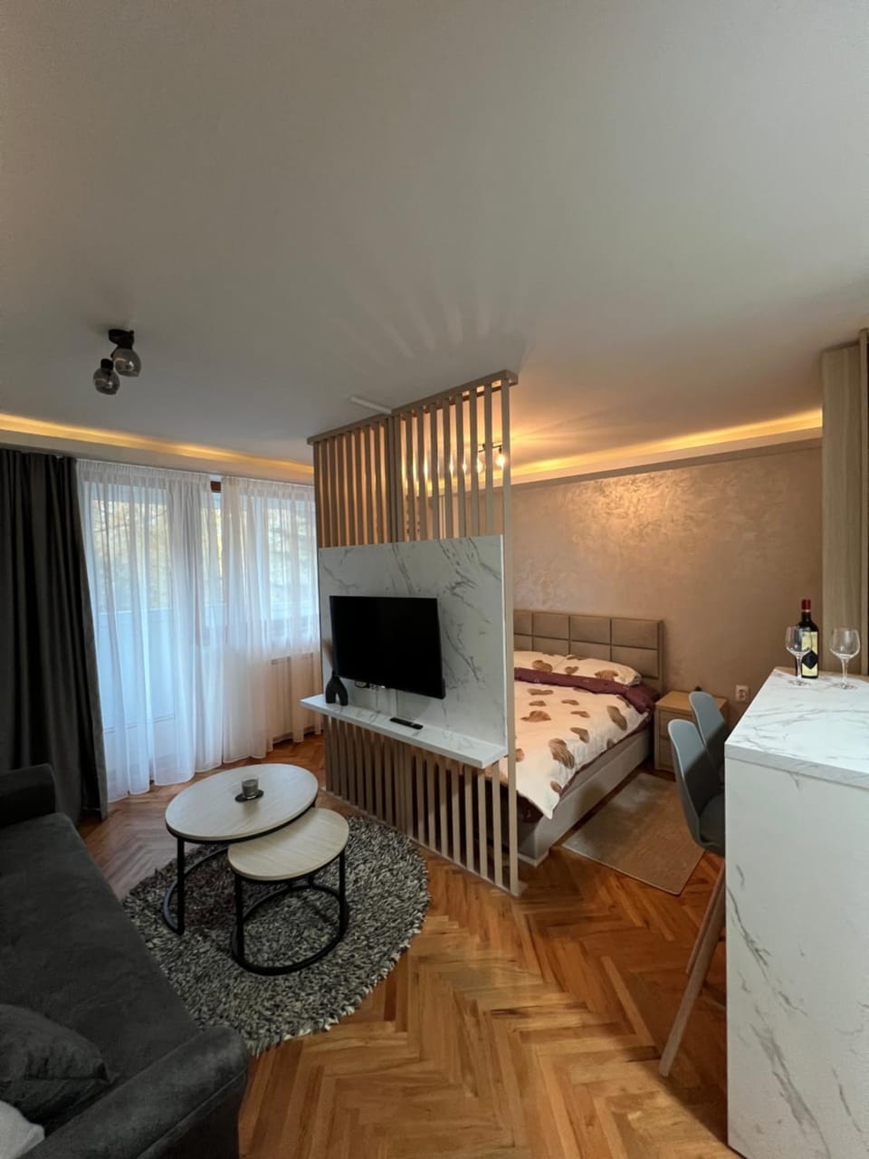 Bed, TV and multimedia, Photo of the whole room