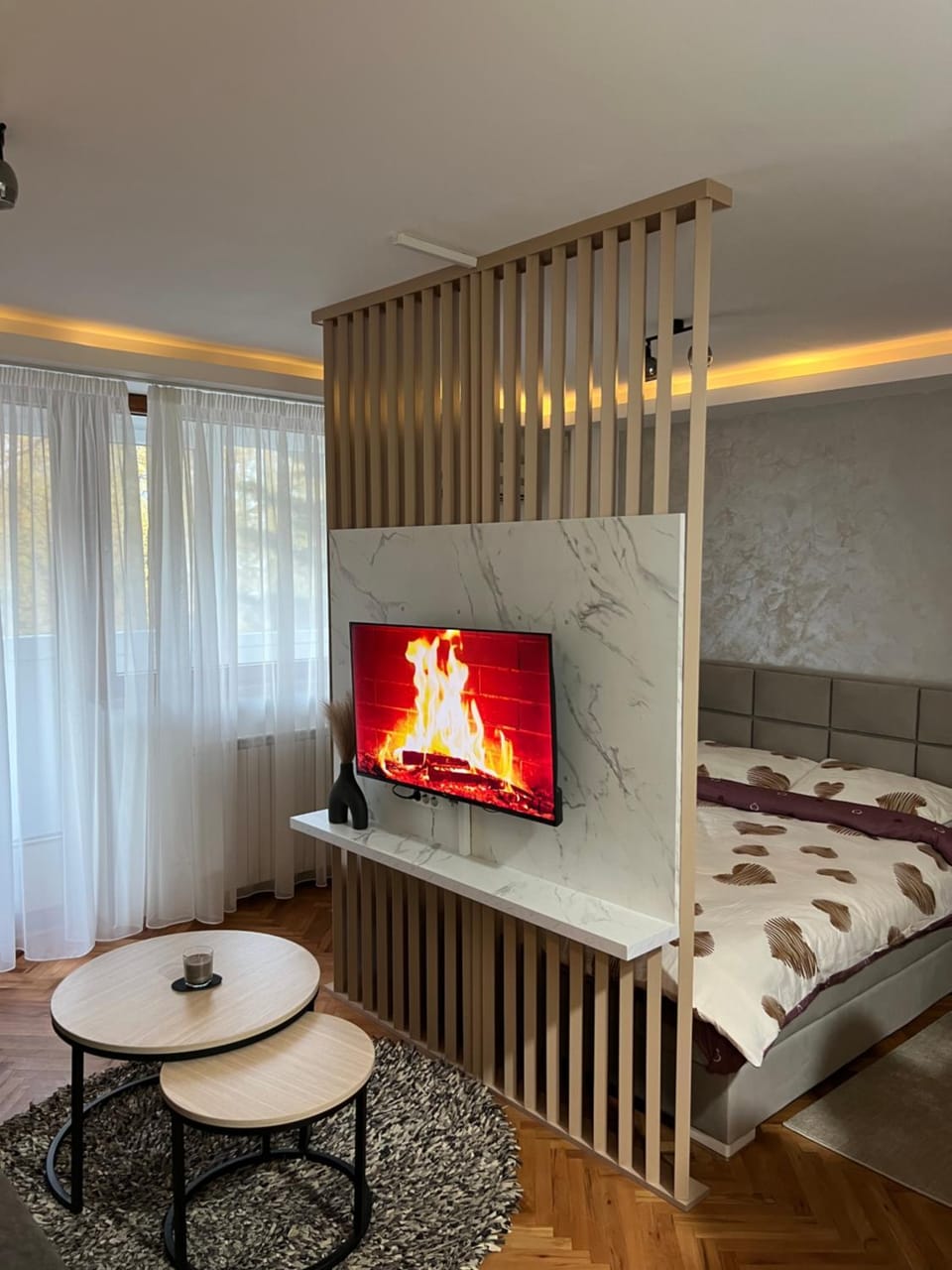 Bed, TV and multimedia, Living room