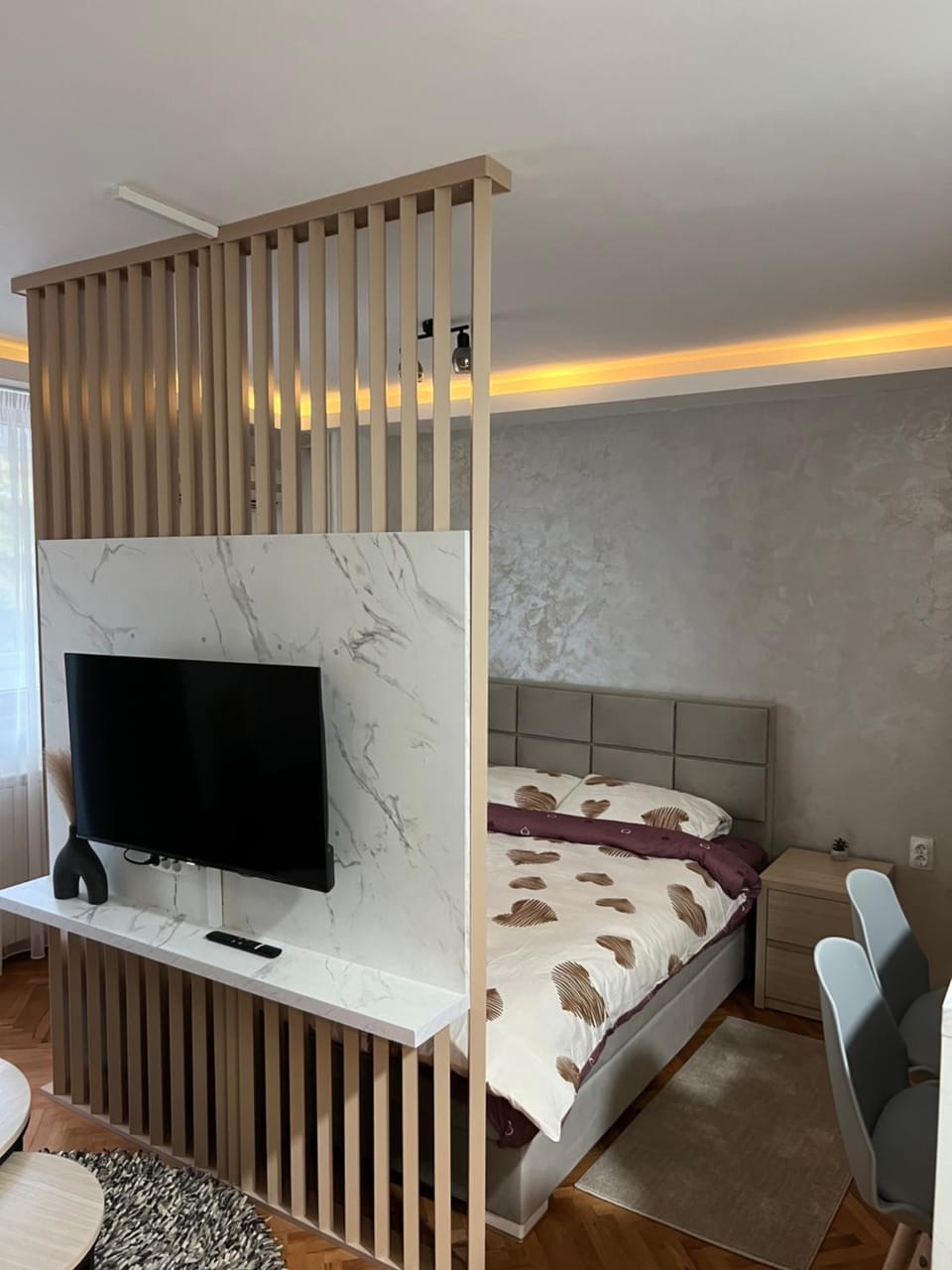Bed, TV and multimedia, Photo of the whole room, Bedroom