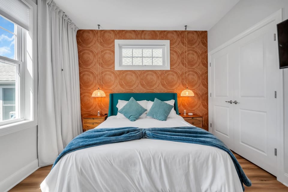 Bed, Day, Decorative detail, Bedroom, wardrobe