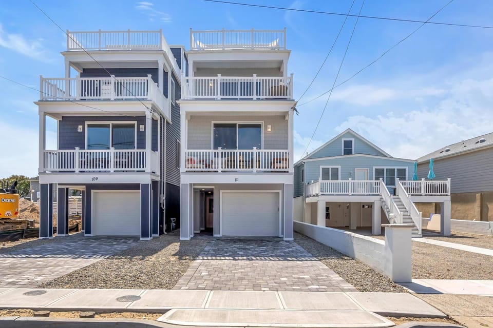 Property building, Facade/entrance, Balcony/Terrace, Beach, Parking