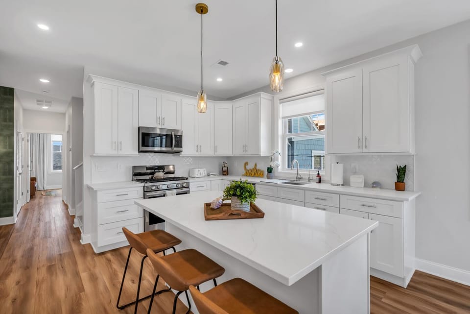 Kitchen or kitchenette, Seating area, stove