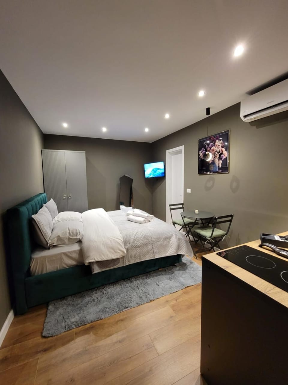 Bed, TV and multimedia, Kitchen or kitchenette, Living room, Photo of the whole room, Seating area, Bedroom, minibar, air conditioner