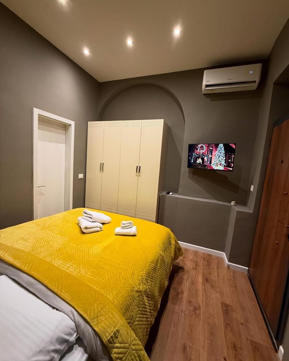 Bed, TV and multimedia, Photo of the whole room, Bedroom, wardrobe, air conditioner