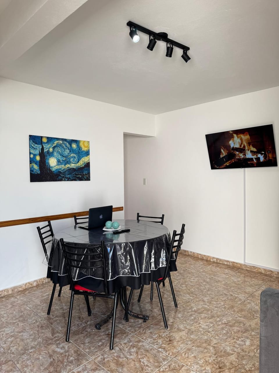 TV and multimedia, Living room, Seating area, Dining area