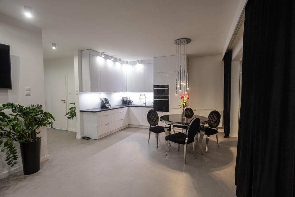 TV and multimedia, Kitchen or kitchenette, Living room, Seating area, Dining area