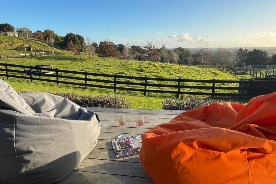 Ramarama retreat, farm views, spa bath & deer House in Waikato