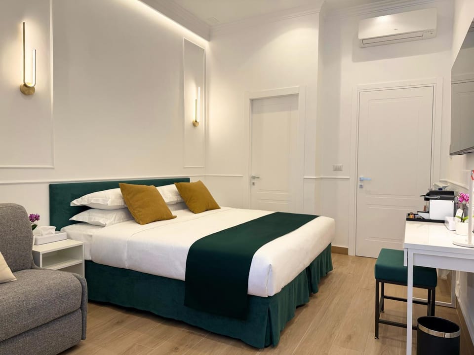 Bed, TV and multimedia, Coffee/tea facilities, View (from property/room), Photo of the whole room, Bedroom, heating, heating, internet, internet, towels, wardrobe, air conditioner, air conditioner