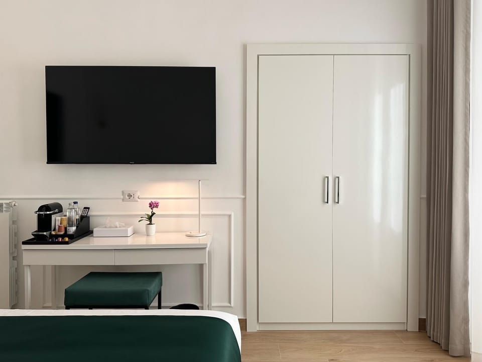 Bed, TV and multimedia, Coffee/tea facilities, View (from property/room), Photo of the whole room, Bedroom, heating, heating, internet, internet, towels, wardrobe, air conditioner, air conditioner