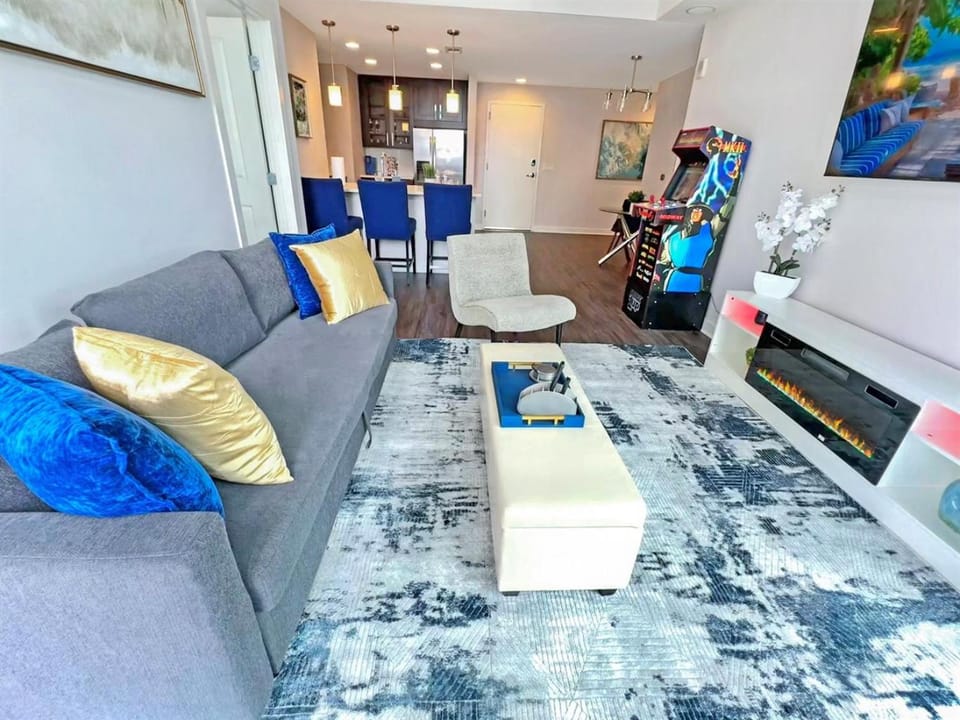 Luxury 3BR Buckhead PenthousePoolBalconyWalk to Lenox,Phipps Plaza & Marta Apartment in Buckhead