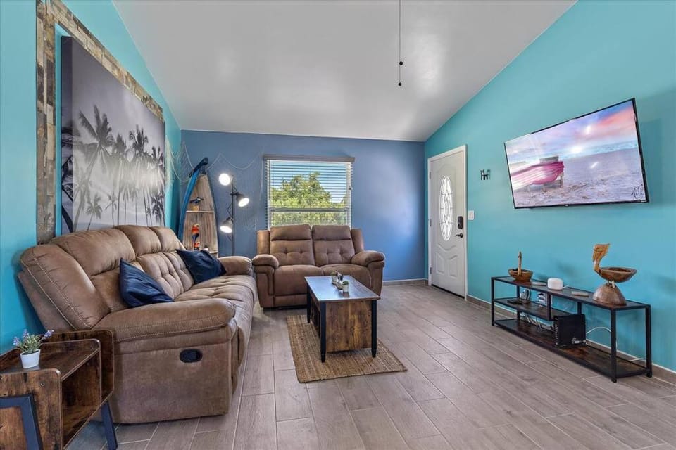 Communal lounge/ TV room, TV and multimedia, Living room, Seating area, Evening entertainment