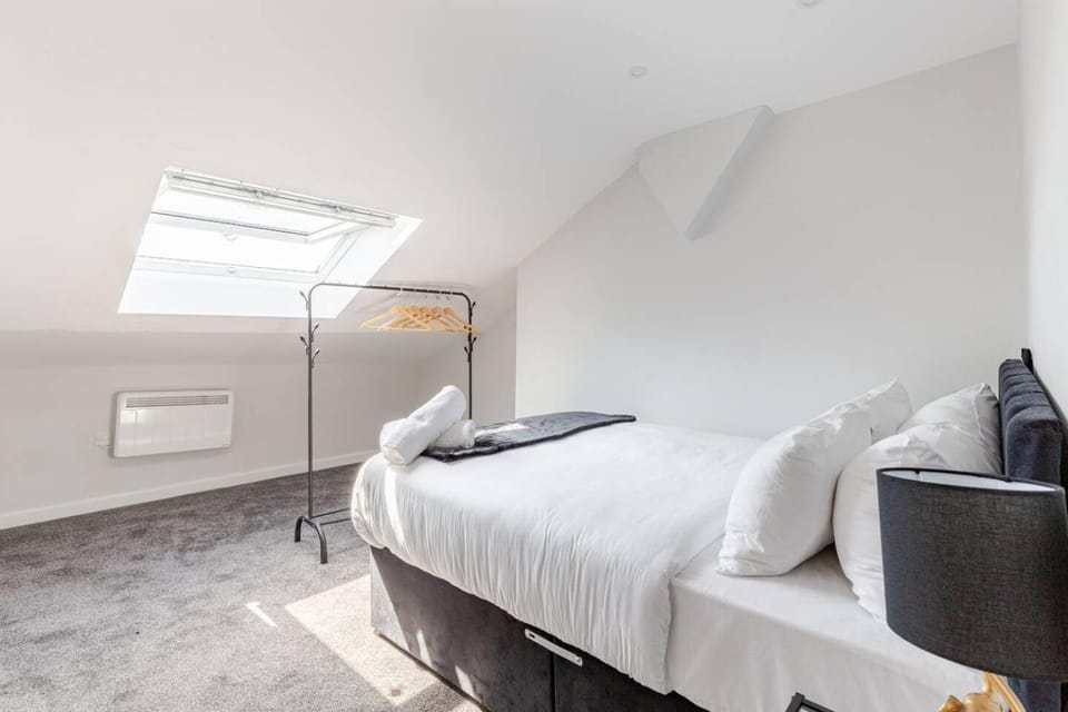 Bed, View (from property/room), Decorative detail, Bedroom, City view, heating, towels