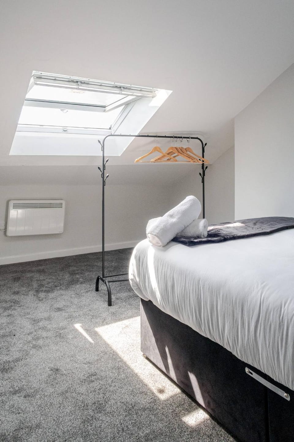 Bed, View (from property/room), Decorative detail, Bedroom, City view, heating, towels