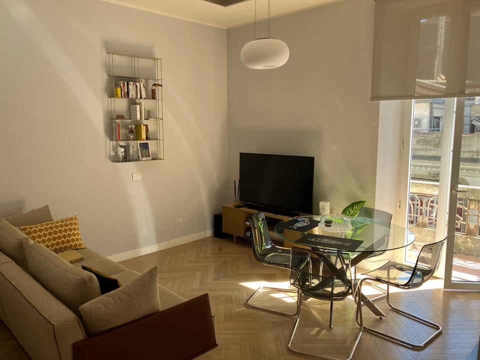TV and multimedia, Living room, Seating area, Evening entertainment