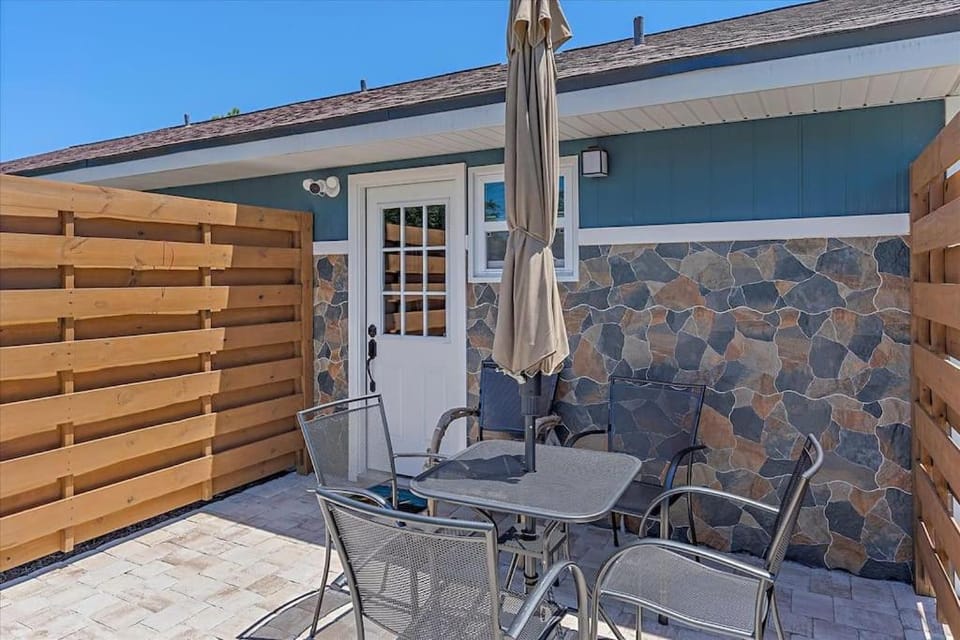 Property building, Patio, Day, Balcony/Terrace, Balcony/Terrace