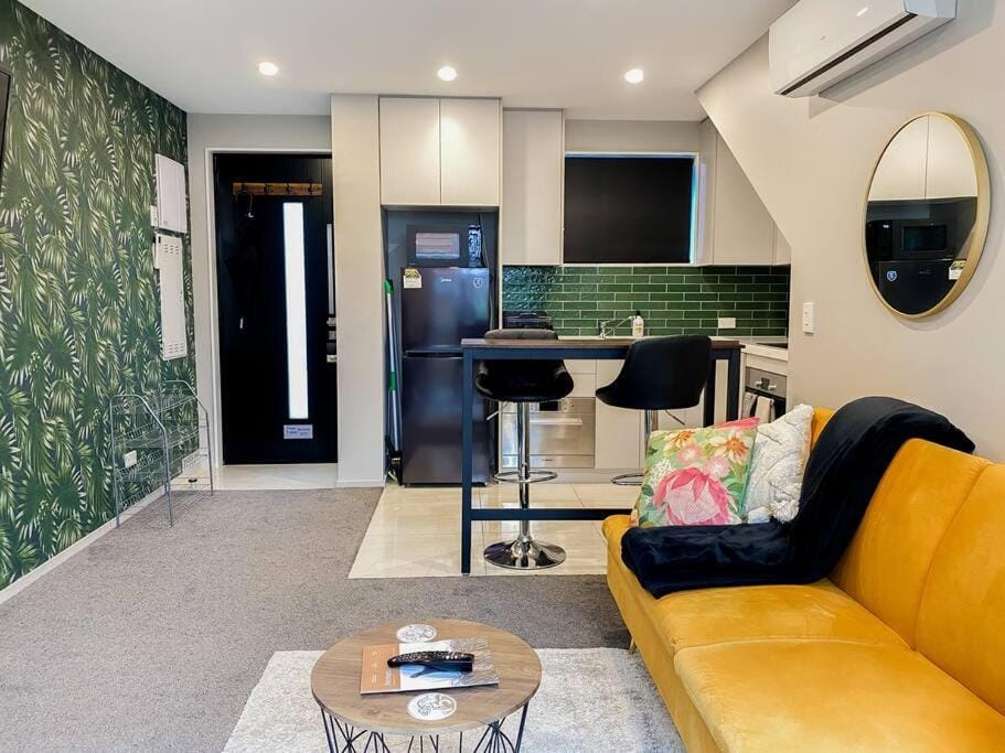 TV and multimedia, Kitchen or kitchenette, Living room, Seating area