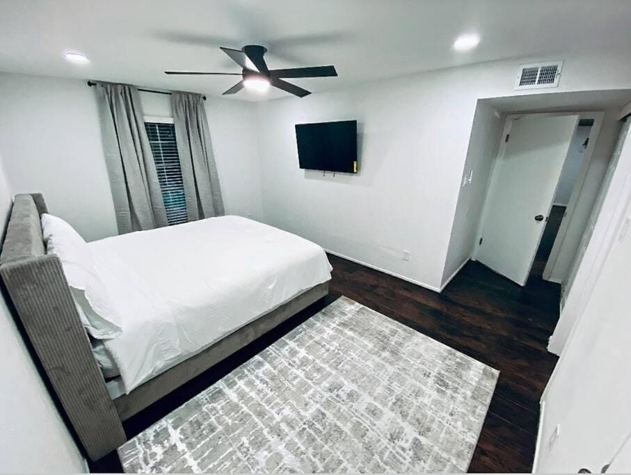 Chic 2B fast Wi-Fi & Free Parking Near Downtown, IAH & PASS Program Apartment in Harris County
