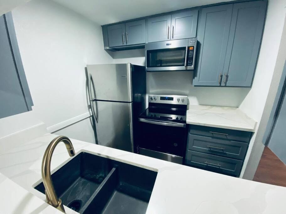 Chic 2B fast Wi-Fi & Free Parking Near Downtown, IAH & PASS Program Apartment in Harris County