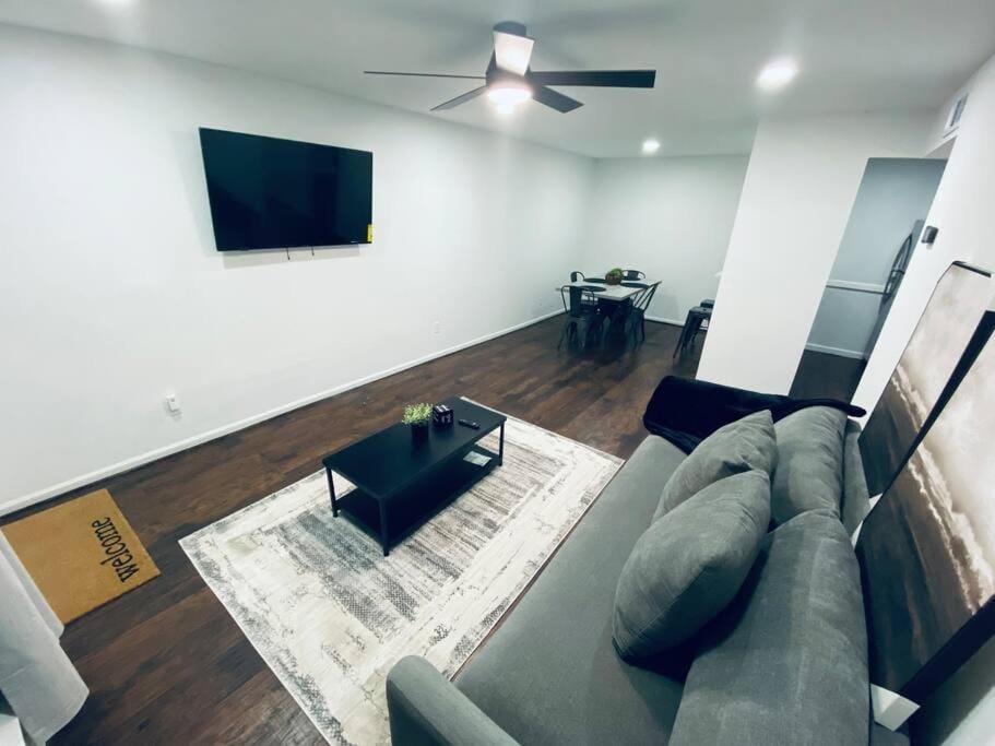 Chic 2B fast Wi-Fi & Free Parking Near Downtown, IAH & PASS Program Apartment in Harris County