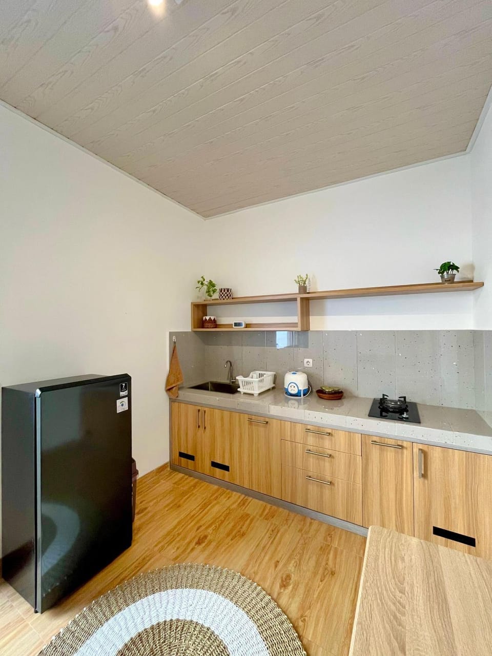 Kitchen or kitchenette, oven