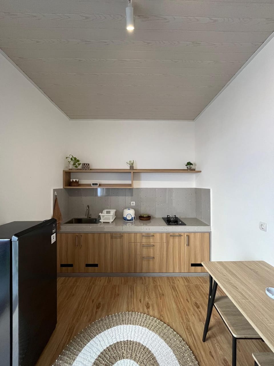 Kitchen or kitchenette, Dining area