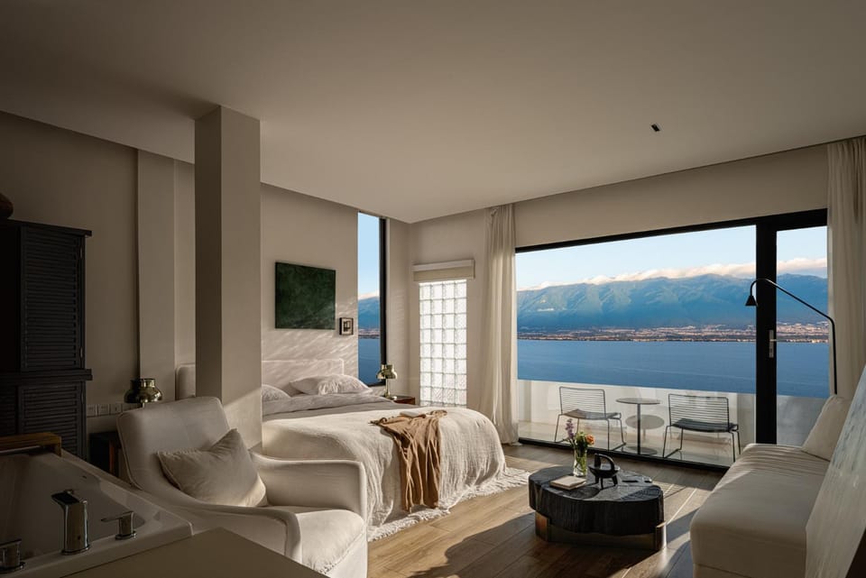 Bed, Natural landscape, Living room, Photo of the whole room, Seating area, Bedroom, Lake view, Mountain view, River view, Sea view