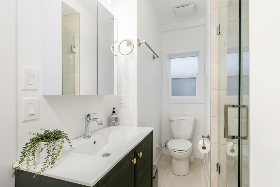 Shower, Toilet, Bathroom, towels