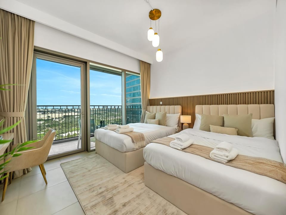 Bed, View (from property/room), Balcony/Terrace, Photo of the whole room, Bedroom, City view