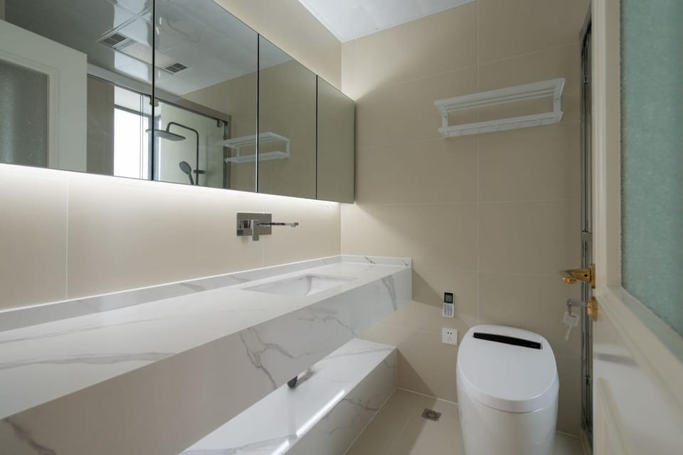 Shower, Toilet
