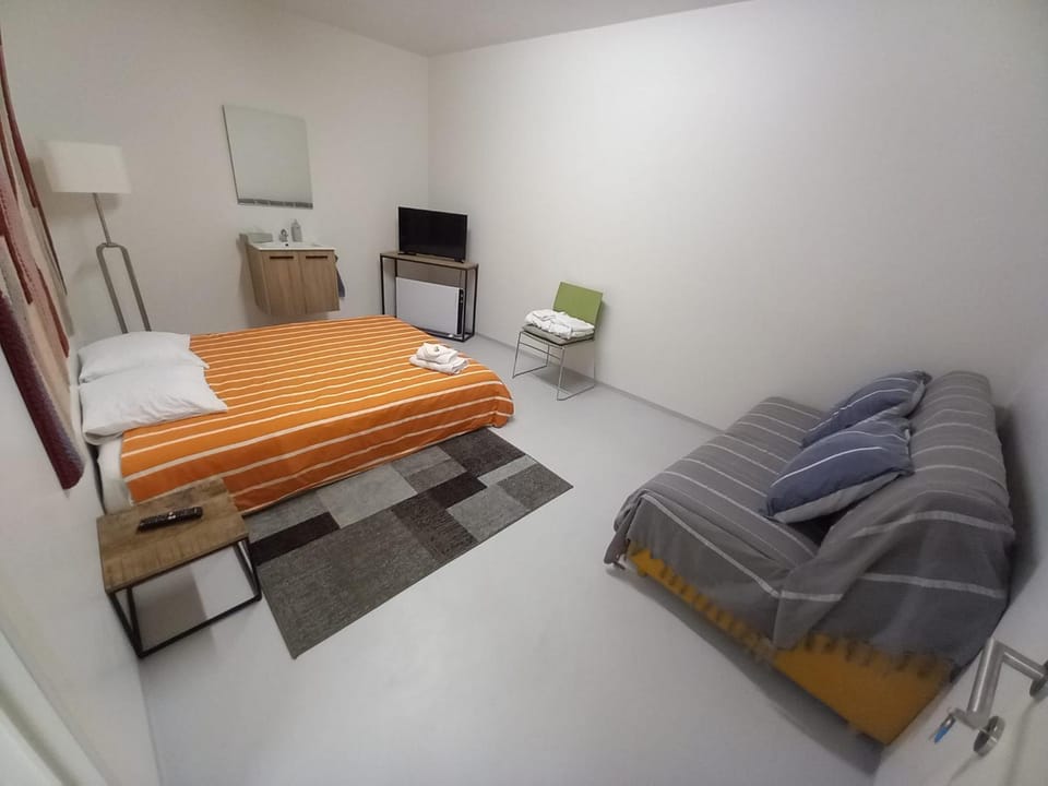 Chez Jean-Claude Chambre 4 personnes Un lit et un divan lit Bed and Breakfast in Flanders