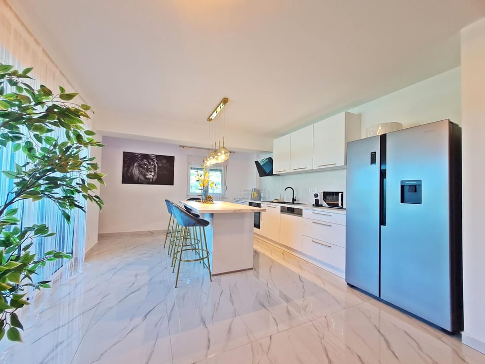 Kitchen or kitchenette, Dining area, stove