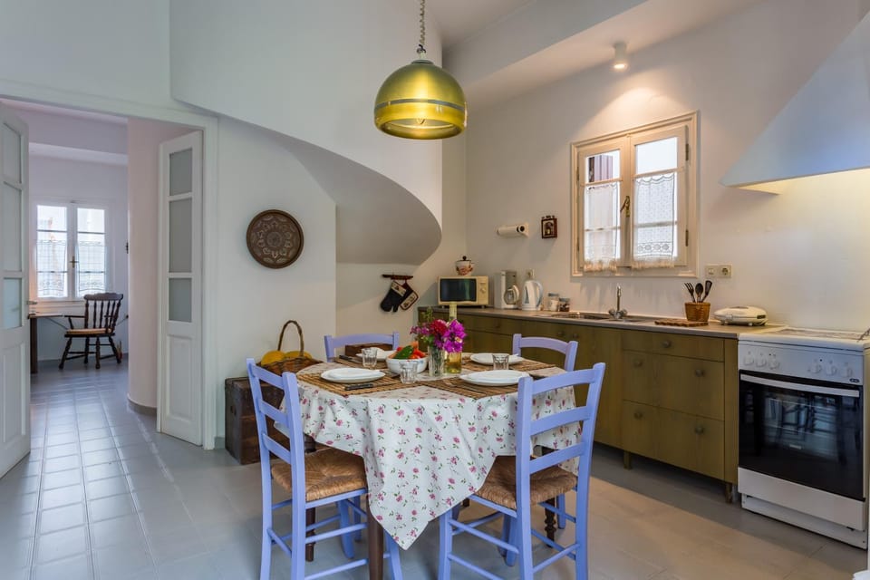 Kitchen or kitchenette, Seating area, Dining area