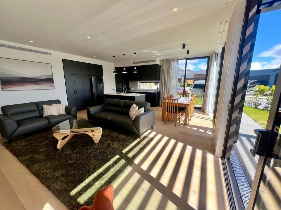 Kitchen or kitchenette, Living room, Seating area, Dining area