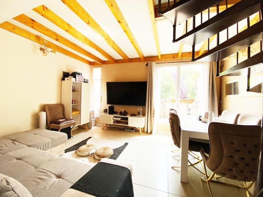 Agréable Duplex de type F4 Apartment in Île-de-France