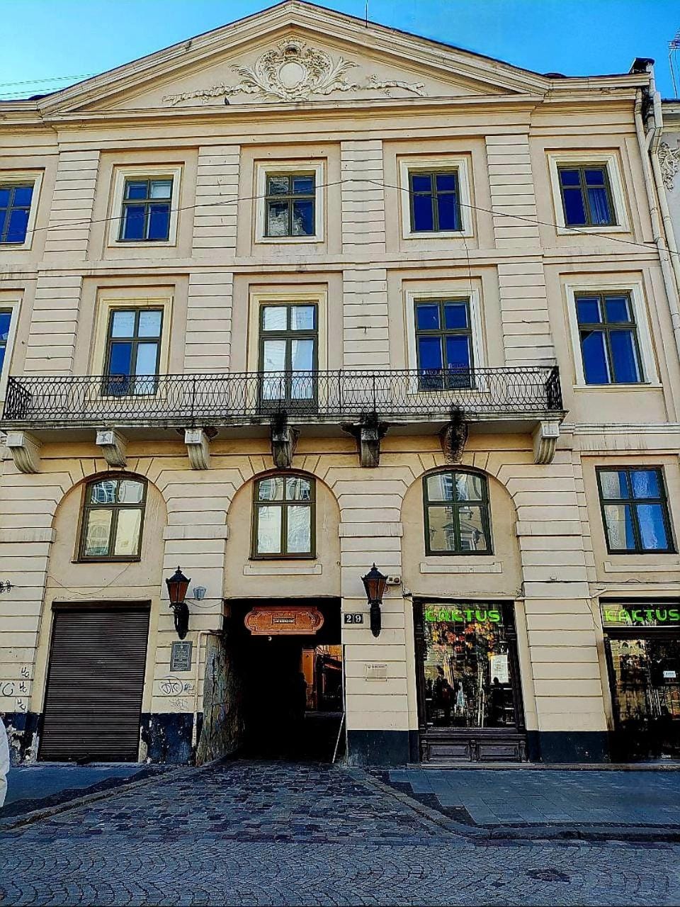 Property building, Facade/entrance, Day