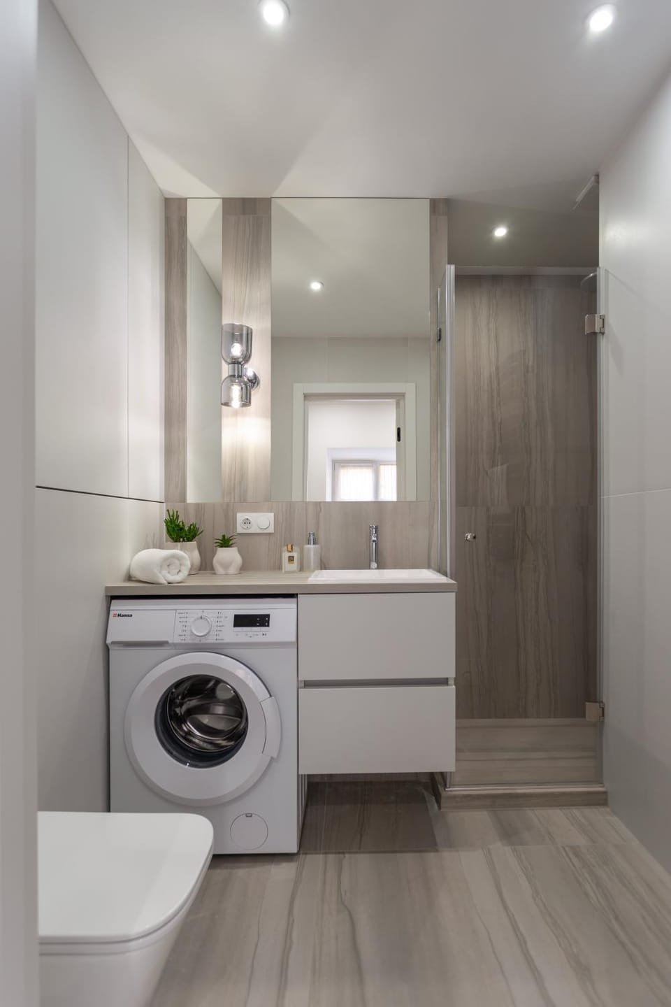 Shower, Bathroom, Business facilities, group of guests, towels, washing machine, dryer