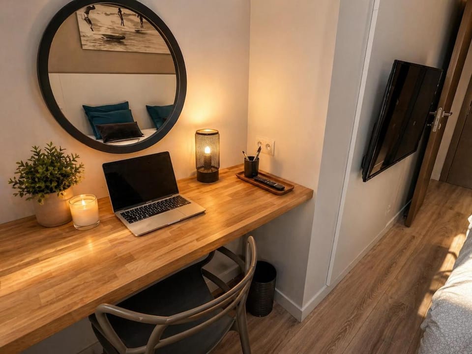 TV and multimedia, Seating area, Bedroom