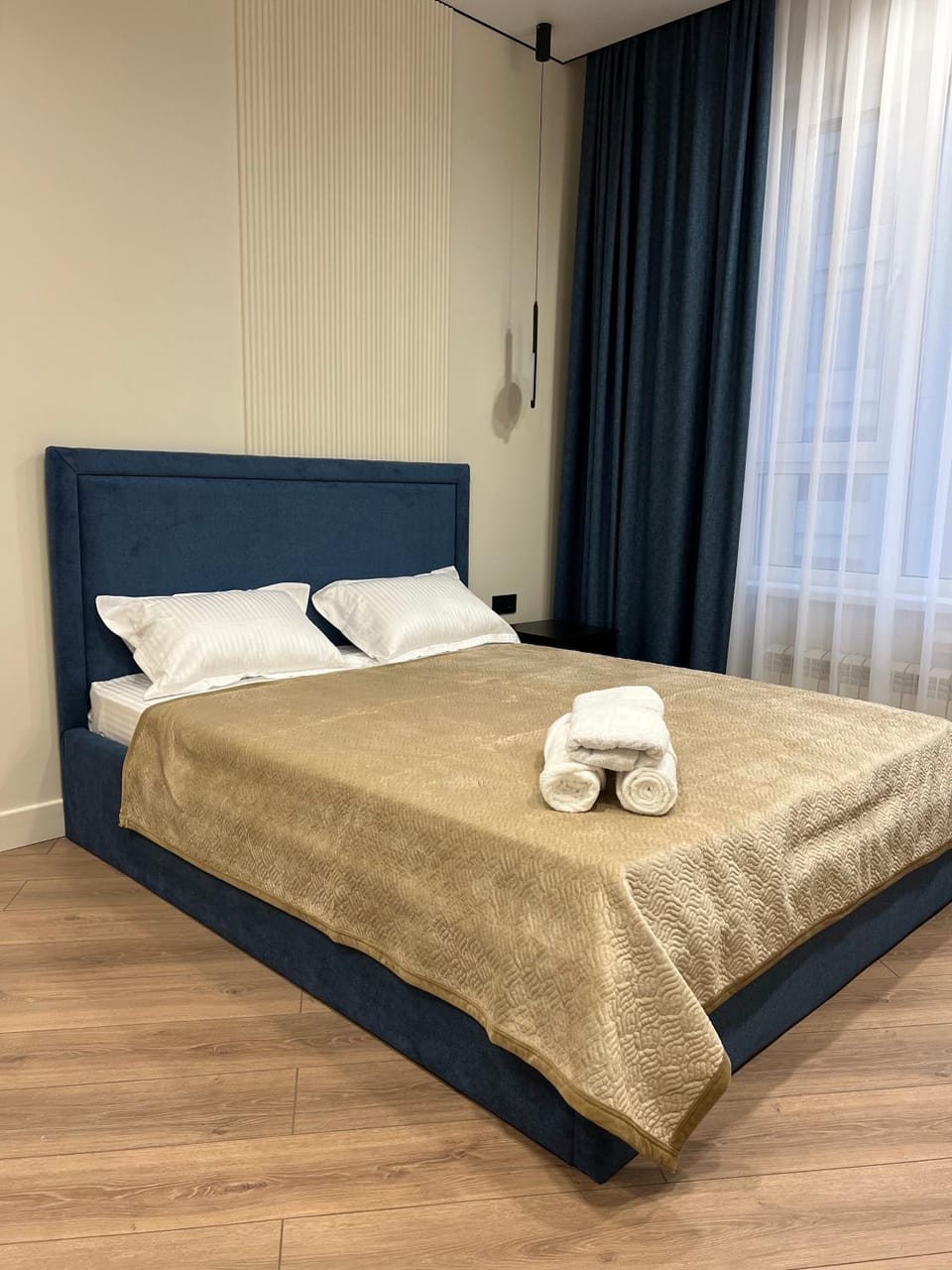 Bed, Bedroom, towels