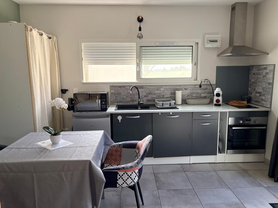 Coffee/tea facilities, microwave, oven, stove