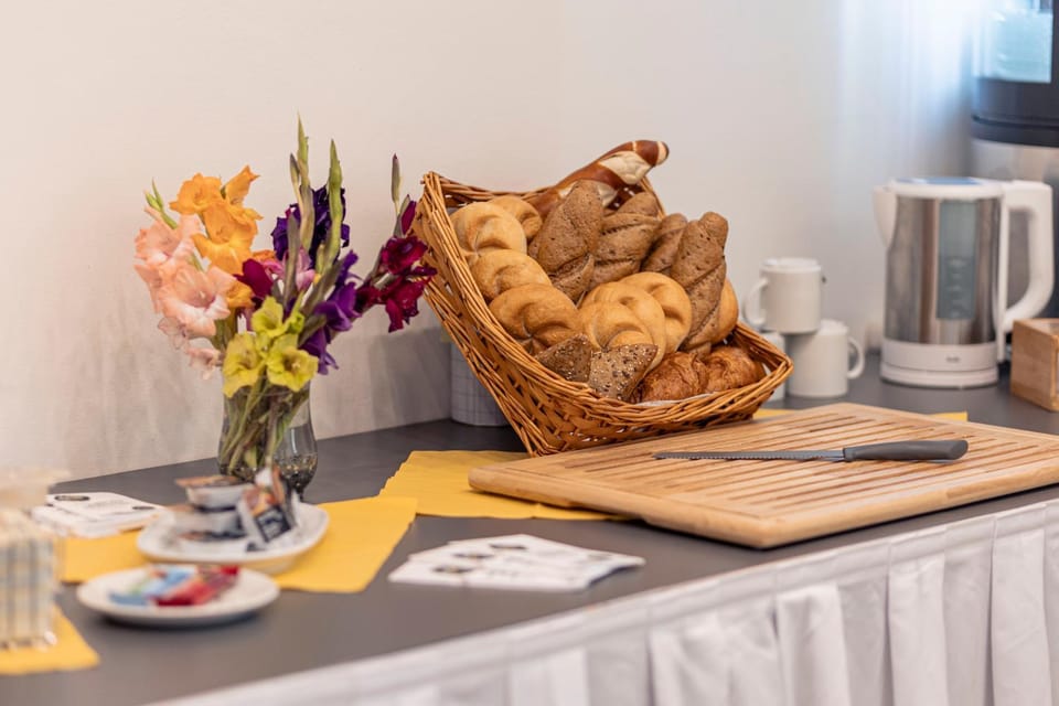 Restaurant/places to eat, Buffet breakfast