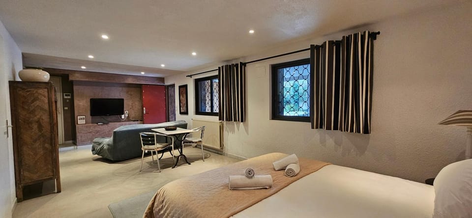 Bed, Dining area