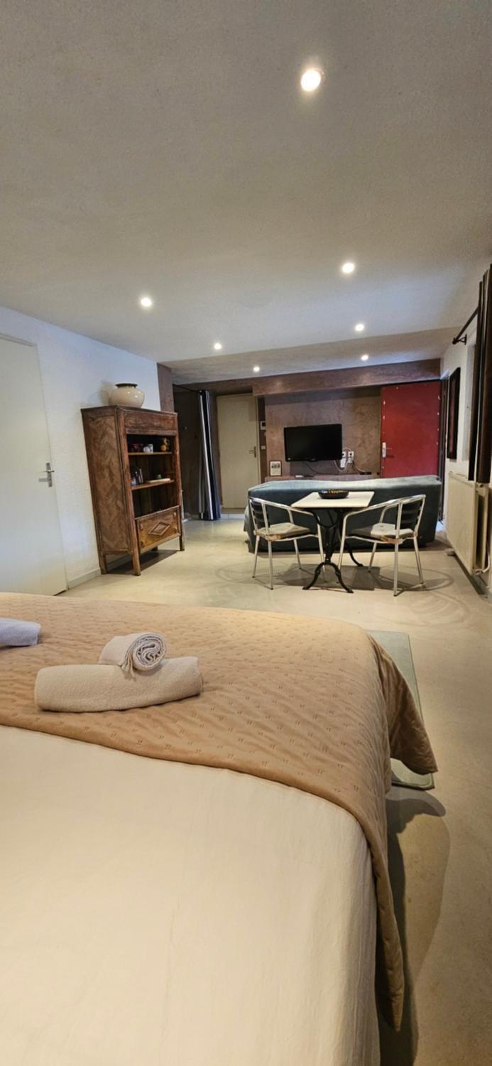 Bed, Dining area, kitchen