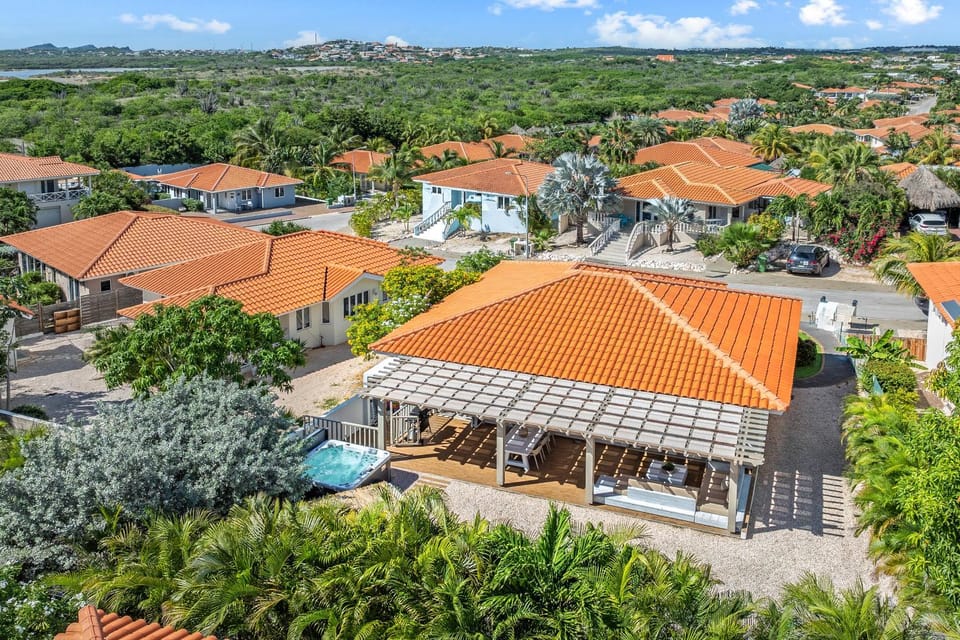 Property building, Neighbourhood, Natural landscape, Bird's eye view, Garden, Location