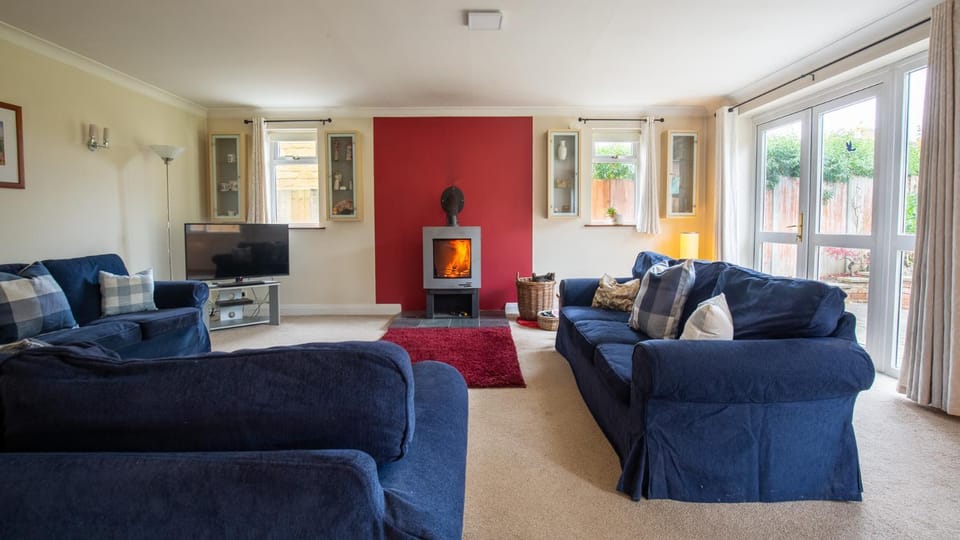 TV and multimedia, Living room, Seating area, fireplace