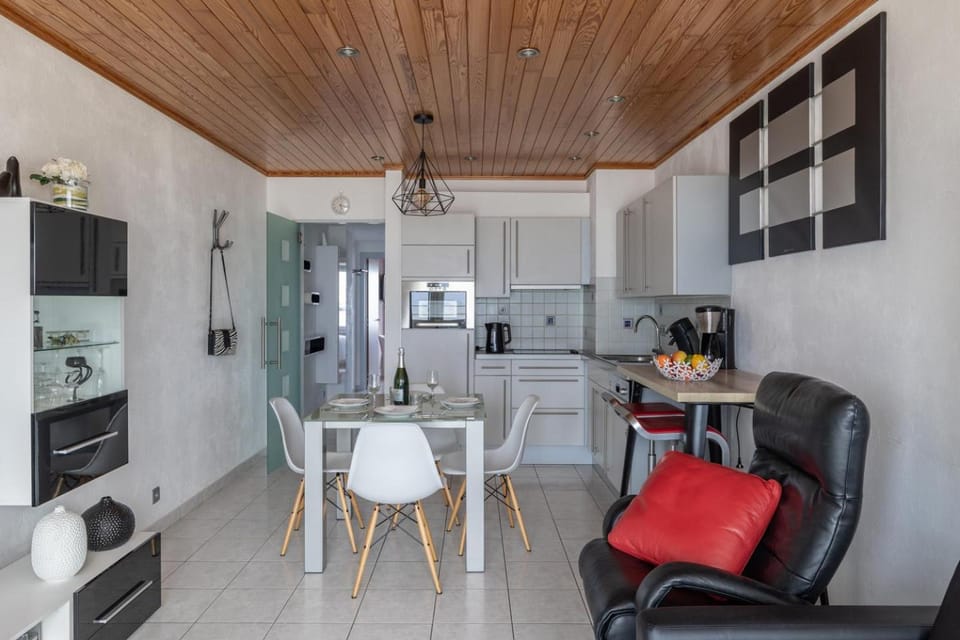 Coffee/tea facilities, Kitchen or kitchenette, Seating area, Dining area, oven