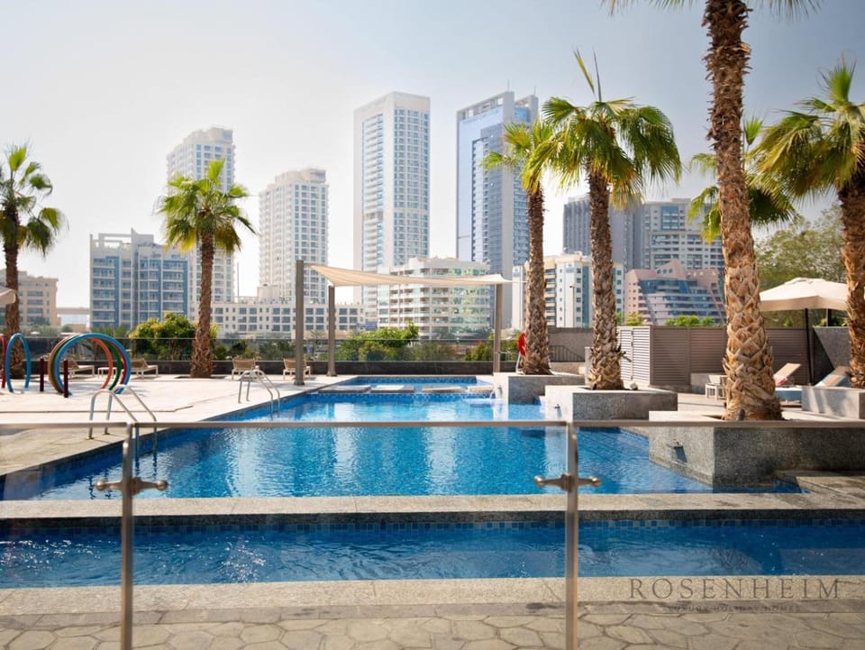 Sparkle Skyline Studio - Contemporary Living House in Dubai