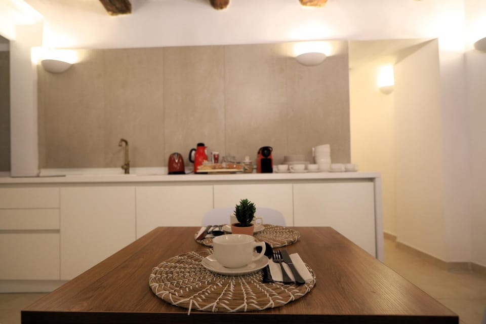 Coffee/tea facilities, Kitchen or kitchenette, Dining area, Internal: Not applicable to any particular room