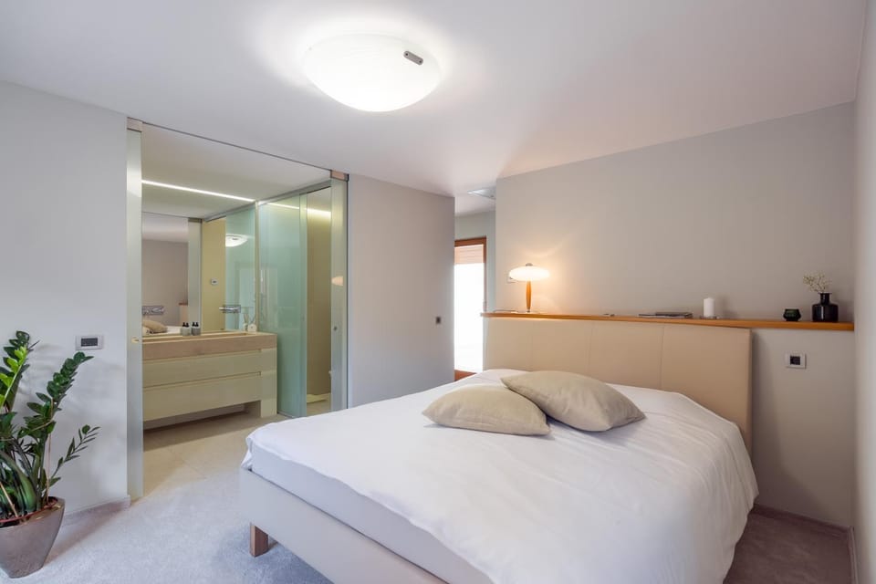 Bed, Bathroom, Photo of the whole room, Bedroom